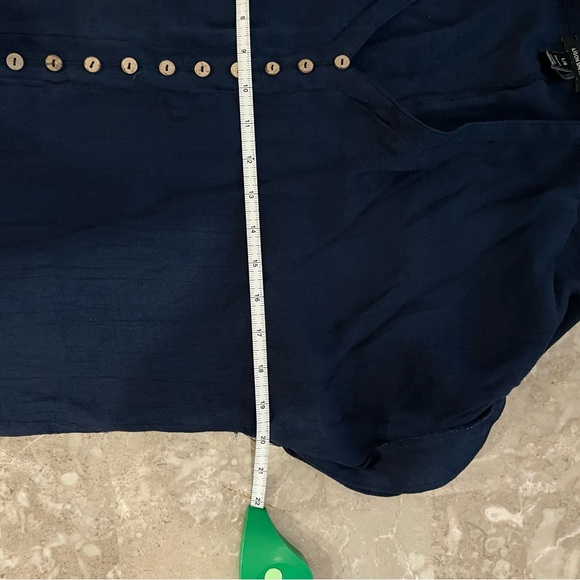 Alison Sheri cap sleeve navy shirt with faux buttons size large - Picture 8 of 9